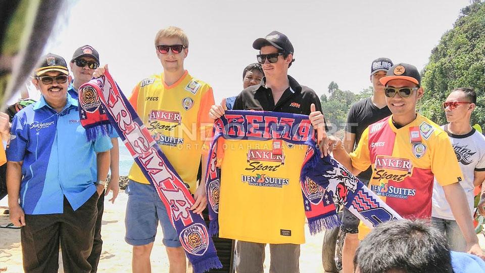 Prosesi%20pemberian%20syal%20dan%20Jersey%20Arema%20Cronus%20oleh%20Abdul%20Haris%20%28kemeja%20kotak%29%20kepada%203%20riders%20Supermoto.